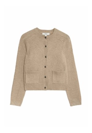 Cardigan beige realizzato in tessuto morbido, con colletto rotondo, polsini a coste, due tasche frontali e chiusura a bottoni con bottoni scuri.