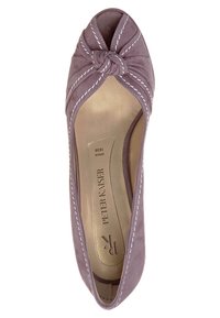 Ballerines en daim violet avec un design noué à l'orteil, des accents de couture blanche et une ouverture arrondie. Marque intérieure dorée visible.