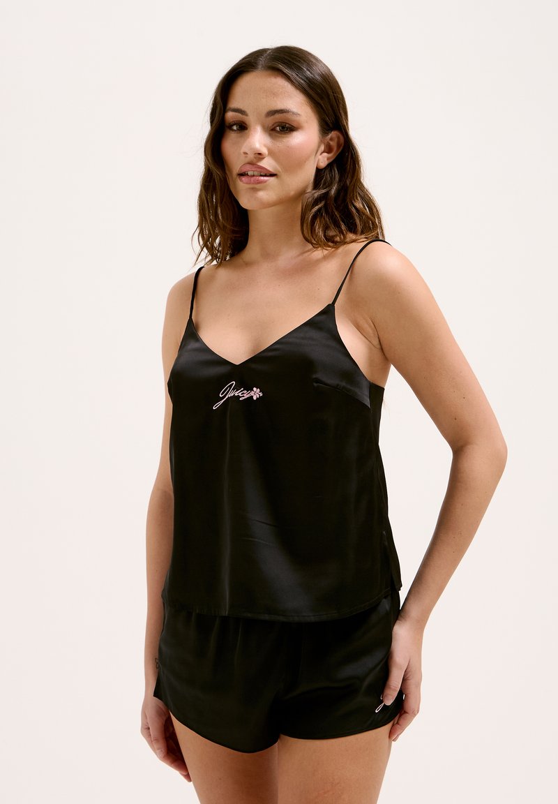 Zwarte satijnen camisole met dunne spaghettibandjes, voorzien van geborduurde tekst in het roze en bijpassende satijnen shorts. Soepele textuur, relaxte pasvorm.