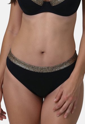 Culotte bikini nere con una ampia fascia di dettagli metallici dorati e argentati in vita, tessuto liscio e design a vita bassa.