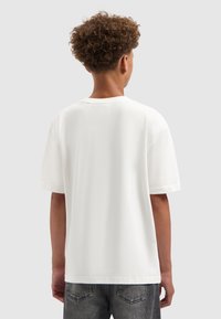 Witte katoenen t-shirt met korte mouwen, ronde hals en een relaxte pasvorm. Soepele textuur, eenvoudig ontwerp en geen zichtbare patronen of graphics.