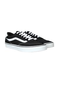 Sneaker in suede nero con dettagli bianchi, caratterizzati da un classico design low-top, lacci bianchi e suola in gomma con superficie testurizzata.