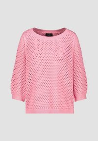 Pull rose tricoté avec un motif en maille, encolure arrondie et manches trois-quarts, présenté sur un fond gris uni.