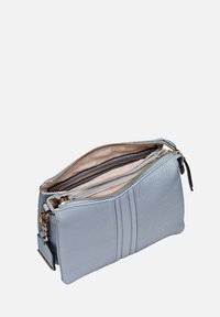 Clutch in pelle azzurro chiaro con una texture a pelle d'eco, dotato di due scomparti con zip e hardware in tonalità dorata. Accentuato da cuciture verticali.