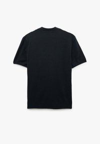 Jersey negro de manga corta con escote redondo. Textura suave, detalles acanalados en el cuello y los dobladillos de las mangas. Corte clásico.