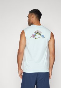 Nike Performance TEE TRAIL ENERGY - Topp - glacier blue