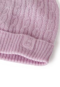 Pletená čepice světle fialové barvy s copánkovým vzorem. Otočený lem s texturovanou nášivkou znázorňující zajíce. Měkký, teplý materiál.