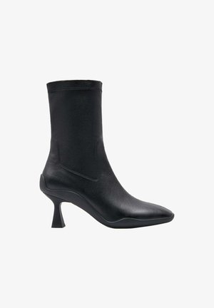 Stivaletti neri con punta affusolata realizzati in pelle liscia, caratterizzati da un tacco sottile e curvo. Il design è snello con cuciture minime.