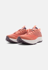 Trailrunning schoenen in levendig oranje met paarse accenten. Beschikken over een ademend bovenwerk van mesh en een getextureerde buitenzool voor grip.