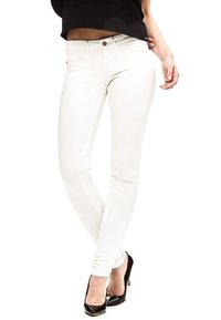 Jeans blancos ajustados hechos de tela tejida. Cuentan con una textura suave, cinco bolsillos y un cierre de botón frontal.