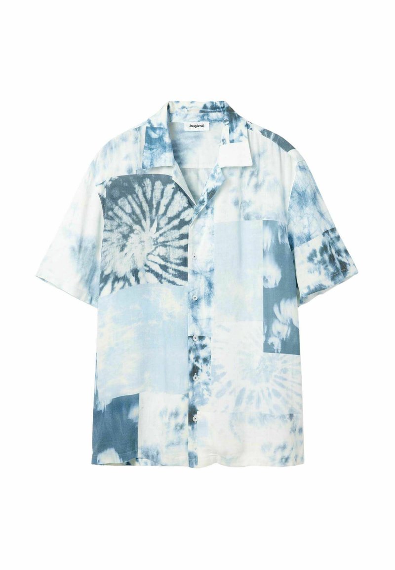 Chemise à manches courtes à boutons avec un motif patchwork tie-dye bleu et blanc et un col de style camp.