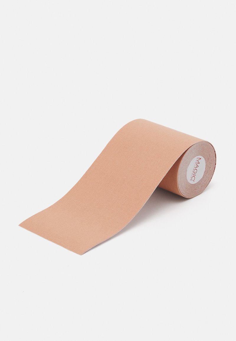Fita elástica terapêutica bege, enrolada, com uma superfície de tecido texturizado. A fita está posicionada diagonalmente contra um fundo branco.