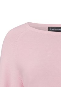 Lichtroze gebreide trui met een ronde halslijn, raglanmouwen en een gestructureerde afwerking. Label zichtbaar aan de achterkant.