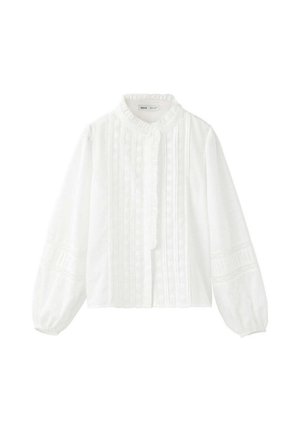 Blouse blanche à manches longues avec col à volants, dentelle verticale et plis sur le devant, et manches bouffantes avec inserts en dentelle.