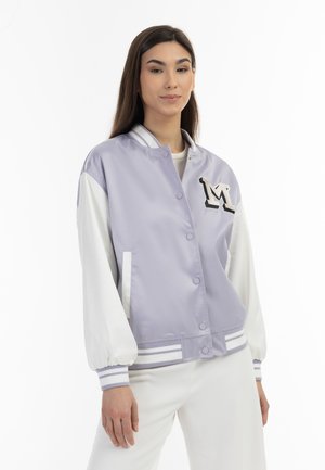 Veste violet clair avec des manches blanches, boutons-pression et broderie noire "M". Présente des poignets rayés et une texture lisse et brillante.