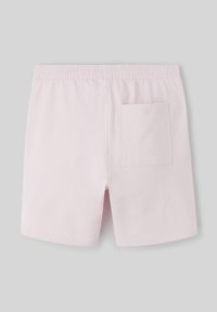 Shorts en coton rose clair avec une taille élastique, dotés d'une poche arrière unique et d'un design épuré et simple.