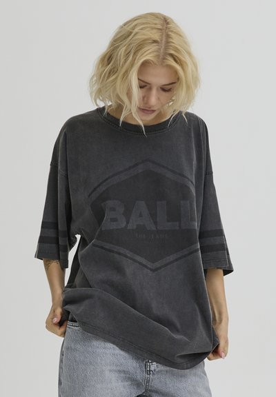 T-shirt surdimensionné gris charbon en coton, arborant un logo "BALL" audacieux et deux bandes horizontales sur les manches.