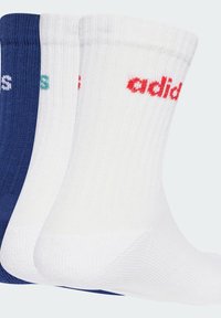 Trzy pary skarpetek bawełnianych w kolorach granatowym, białym i jasnoniebieskim, z ryżowym wzorem oraz czerwoną logo Adidas na białej parze.