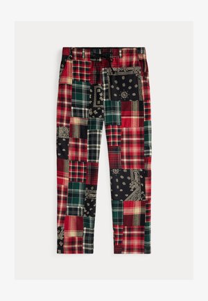 Lappede bukser med en blanding av rutete og paisleymønstre i rødt, grønt, svart og hvitt, med elastisk midjebånd og snor.