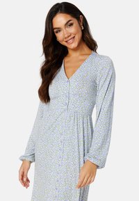 Bubbleroom V-NECK MIDI BUTTON DRESS - Žerzejové šaty - lilac