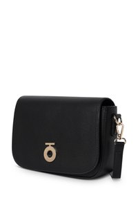 Bolso cruzado de cuero negro con un acabado texturizado, cierre de solapa, herrajes en tono dorado y un logo circular prominente. Incluye una correa ajustable.
