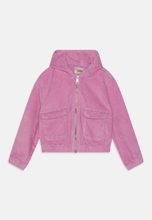 Lyserød kordfløjlsjakke med hætte, frontlynlås og to brystlommer. Har elastiske manchetter og kant, tekstureret stof.