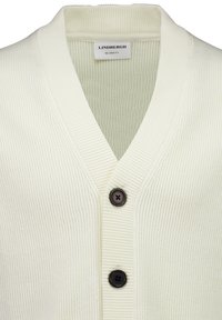 Kremowy prążkowany kardigan z dekoltem w serek, ozdobiony dwoma brązowymi guzikami, o luźnym kroju. Teksturowana tkanina dodaje wymiaru.