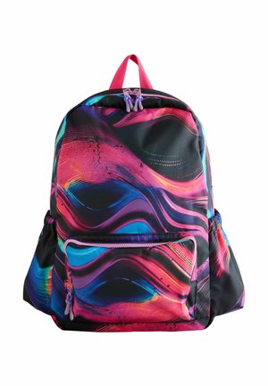 Rucksack mit lebendigem abstrakten Muster in Pink, Violett, Blau und Schwarz, Frontreißverschlusstasche, Seitentaschen und pinkem Tragegriff.