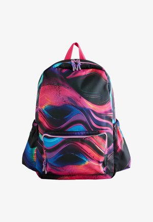 Sac à dos avec motif abstrait tourbillonnant rose vif, violet, bleu et noir, poche zippée à l'avant, poches latérales et poignée de transport rose.
