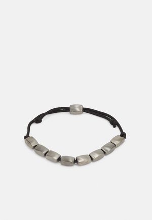 Sort justerbart snørearmbånd med ni matte sølvfarvede rektangulære perler og en central sølvlåse.
