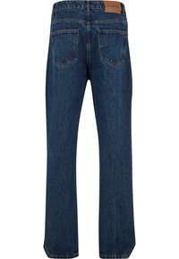 Jeansi din denim de culoare albastru închis, cu un croi drept și picioare largi. Au două buzunare la spate și o etichetă din piele la talie. Material texturat.