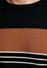 Sweter robiony na drutach z poziomym wzorem w czarną i brązową stripe, zdobiony cienkimi białymi paskami. Żebrowany kołnierzyk i miękka faktura.