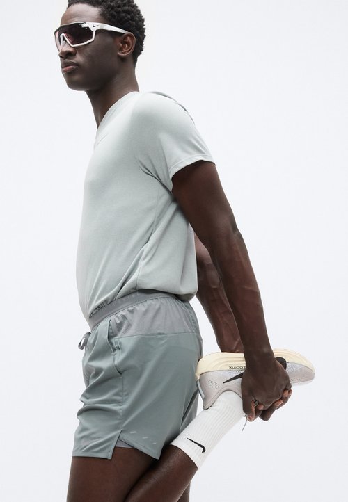 Nike 2-in-1 shorts - smoke grey/silver-coloured — photo 4