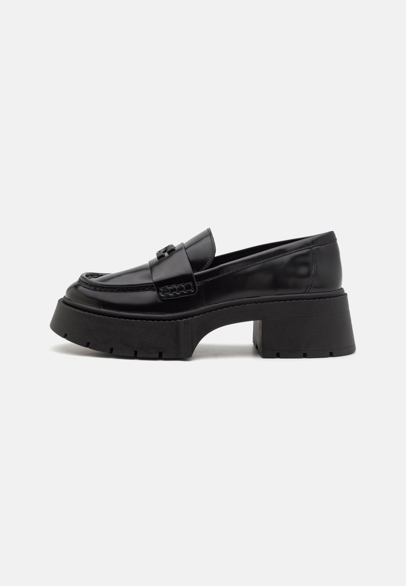 Mocassin plateforme en cuir noir avec semelle épaisse et petit talon bloc, doté d'une bride et de détails cousus sur la tige.