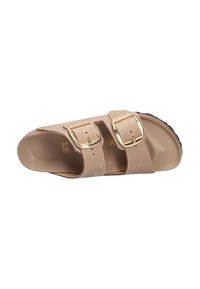 Tan slide sandal med to justerbare remme og guldfarvede spænder, der har en formet fodseng og tekstureret sål. Størrelse 37 mærket indeni.