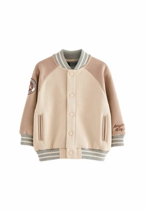 Beige und hellbraune Fleece-Bomberjacke mit gerippten Bündchen und Saum. Verfügt über Druckknöpfe und ein gesticktes Patch am linken Ärmel.