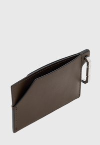 Brun læder kortholder med et elegant design, der har en sølvmetalclips og stitched kanter. Kompakt og minimalistisk form.