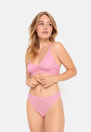 Roze kanten bralette en bijpassende slip met bloemenpatroon, doorzichtige delen, verstelbare bandjes en golvende rand voor extra detail.