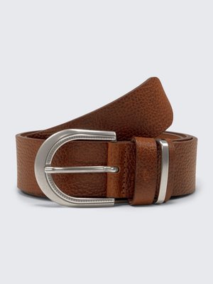 Ceinture en cuir marron avec une finition texturée, dotée d'une boucle en métal argenté et d'un design épuré. Mesure environ 3 cm de large.