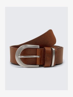 Ceinture en cuir marron avec une finition texturée, dotée d'une boucle en métal argenté et d'un design épuré. Mesure environ 3 cm de large.