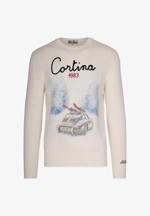 Maglione bianco con il testo "Cortina 1983", auto d'epoca che trasporta sci rossi e alberi coperti di neve sullo sfondo nella parte anteriore.