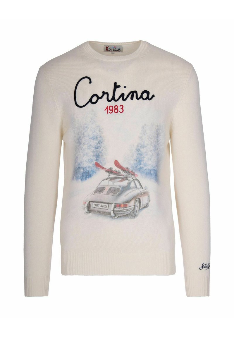 Pull blanc avec le texte "Cortina 1983", une voiture vintage transportant des skis rouges, et des arbres couverts de neige en arrière-plan sur le devant.