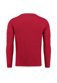 Pull en rib de couleur rouge à manches longues, décolleté rond, tissu texturé unique, avec un ourlet blanc contrastant en bas et des manches longues ajustées.