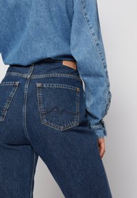 Pepe Jeans CELYN FROM US - Calças de ganga de perna direita - deep ocean blue vintage wash