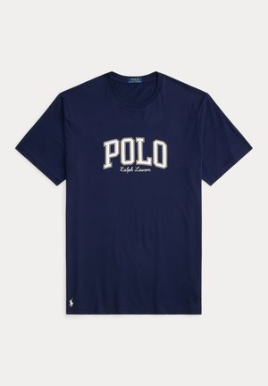 Granatowa bawełniana koszulka z okrągłym dekoltem, krótkimi rękawami i białym logo "POLO Ralph Lauren" nadrukowanym na klatce piersiowej. Posiada małe logo na dolnym brzegu.