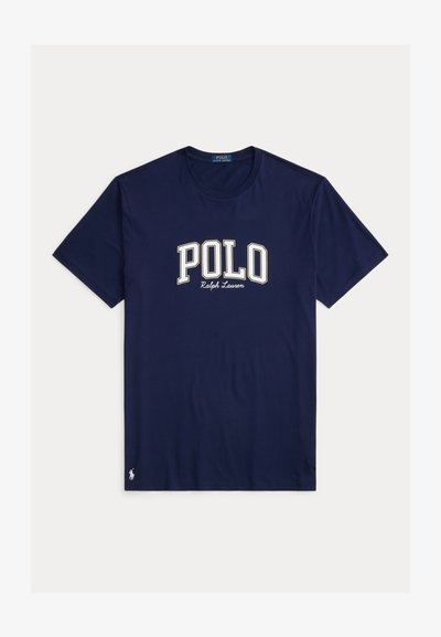 Granatowa bawełniana koszulka z okrągłym dekoltem, krótkimi rękawami i białym logo "POLO Ralph Lauren" nadrukowanym na klatce piersiowej. Posiada małe logo na dolnym brzegu.