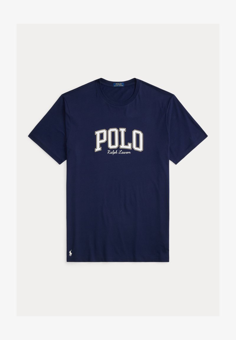 Tumed sinine puuvillane T-särk ümarate kaelustega, lühikeste varrukatega ja valge "POLO Ralph Lauren" logo kirjutatud rinnaosas. Omab väikest logo ääres.