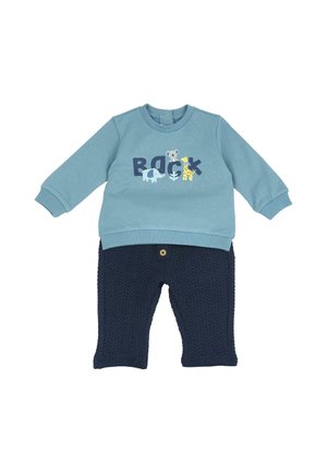 Blauw babyshirt met lange mouwen met dierenprint en de tekst "Back", gecombineerd met gestructureerde donkerblauwe broek met een enkele knoop in de taille.