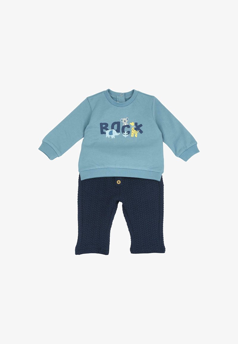 Chemise bébé bleu à manches longues avec imprimé animalier et texte « Back », associée à un pantalon bleu marine texturé avec un seul bouton à la taille.