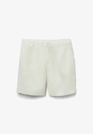 Pantalones cortos blancos de algodón hasta la rodilla con cierre de botón, bolsillos delanteros y trabillas para cinturón, mostrados planos sobre un fondo blanco.